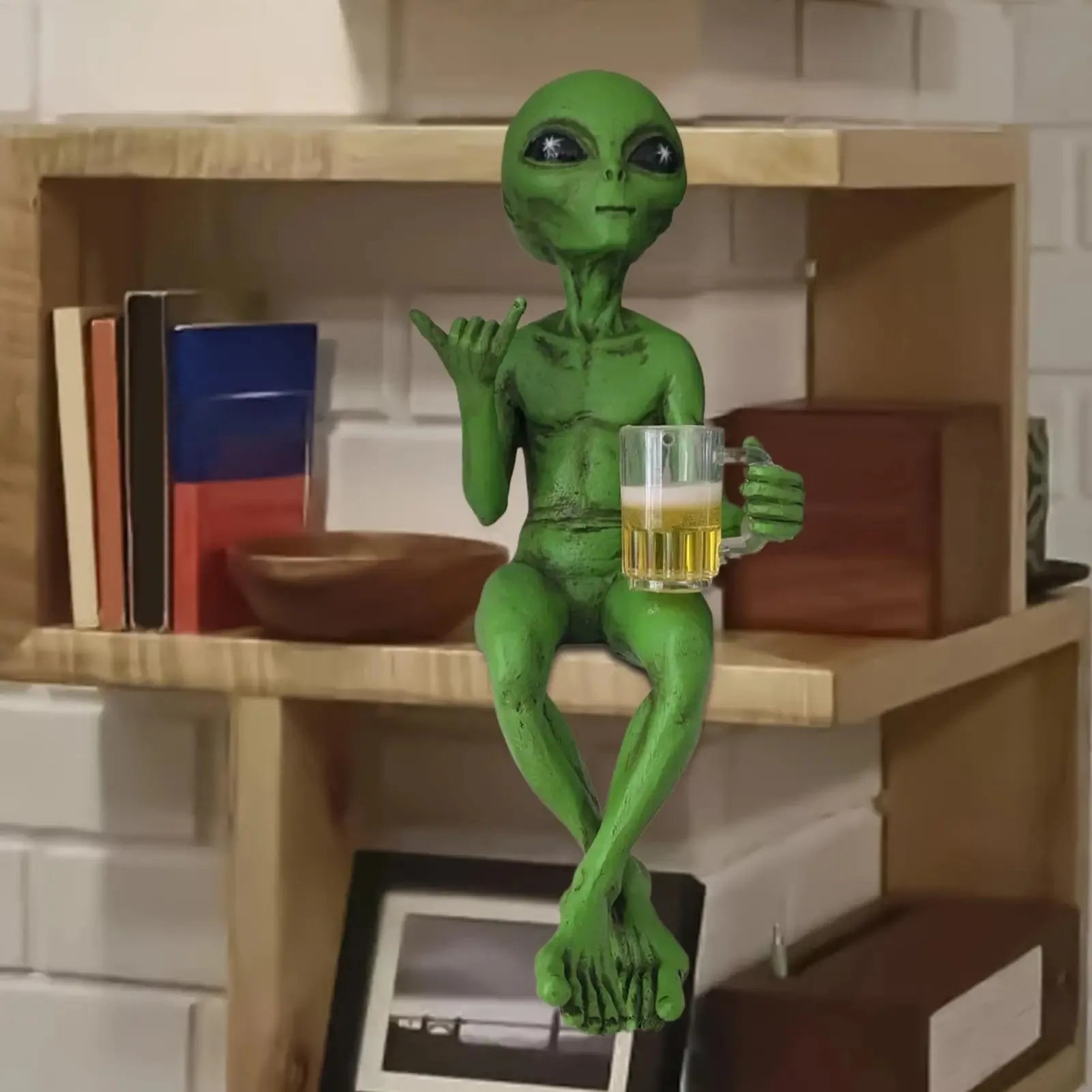 -Alien Statue Drinking Beer Alien Sculpture Resin Craft Novelty Funny Desktop Decoration Bookshelf Office Desktop Garden Decor